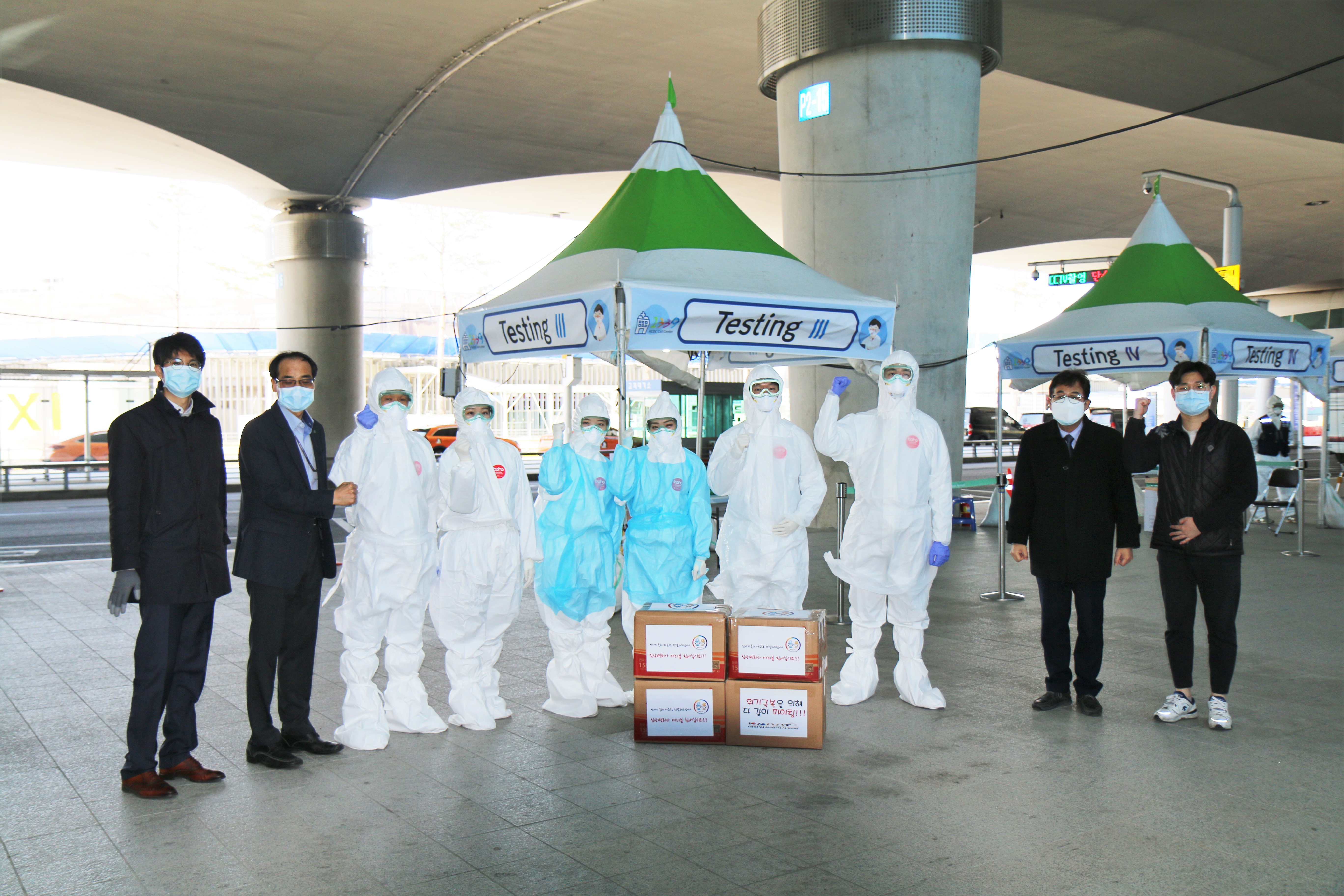 임상병리사, 인천공항 ‘워킹 스루’ 선별진료소에서 검체 채취한다